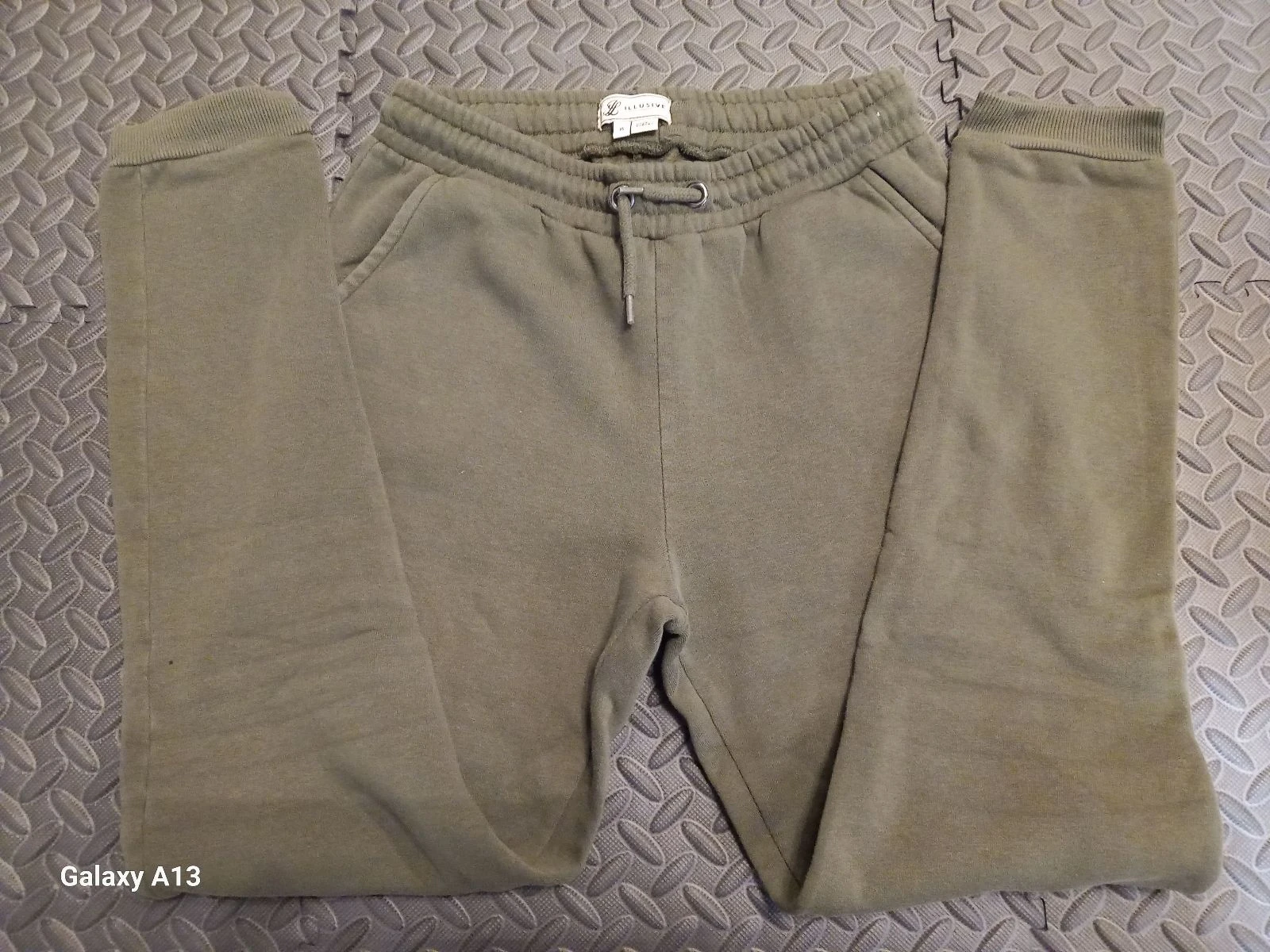 Superb ILLUSIVE LONDON Jogging – Khaki Green – Size 15 years / XS – photo 2